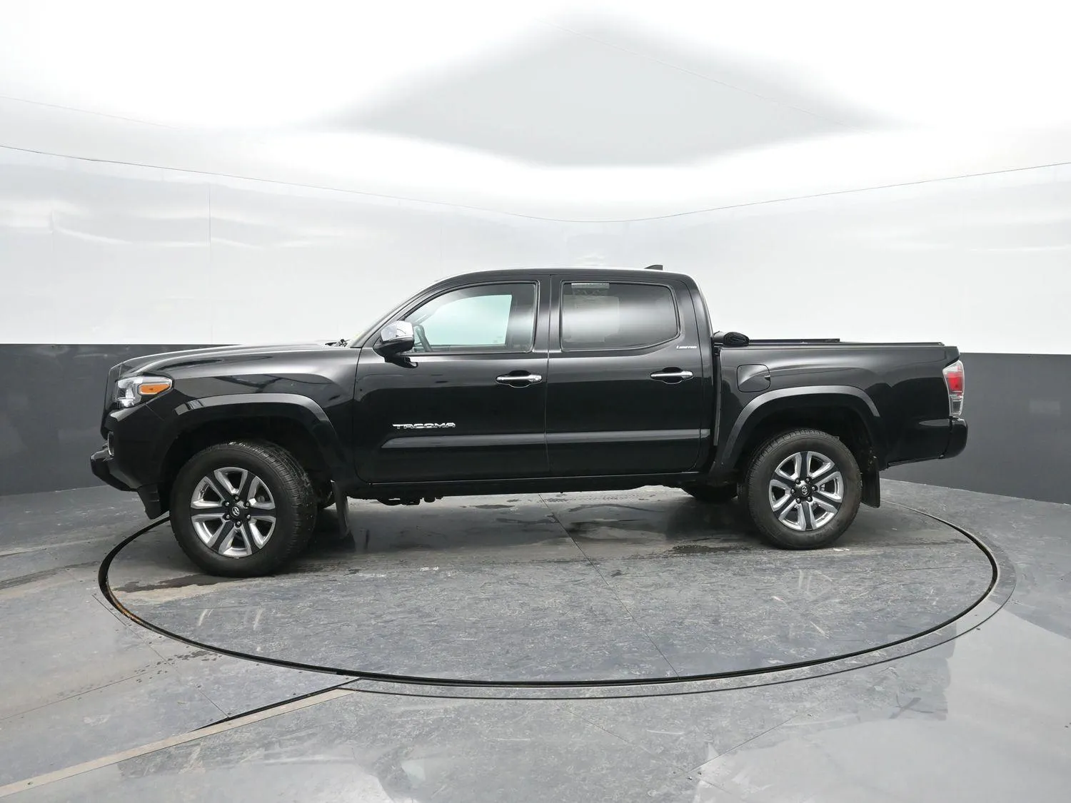 Black 2017 Toyota Tacoma Limited for sale in Charles City, IA