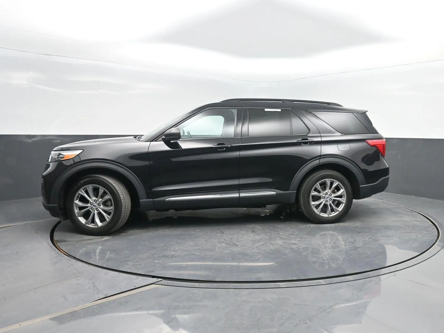 Black 2022 Ford Explorer XLT for sale in Charles City, IA