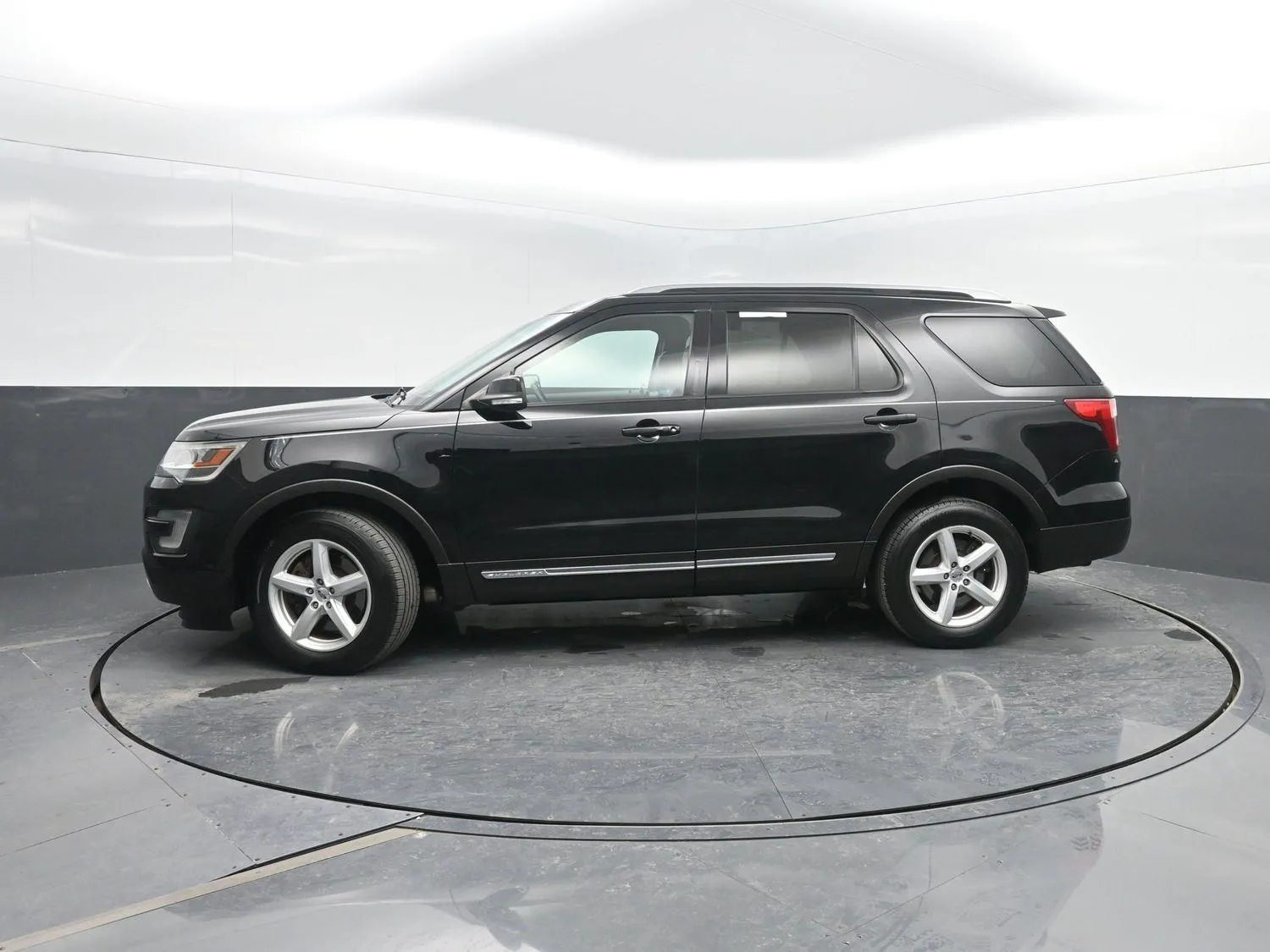 White 2017 Ford Explorer XLT for sale in Charles City, IA