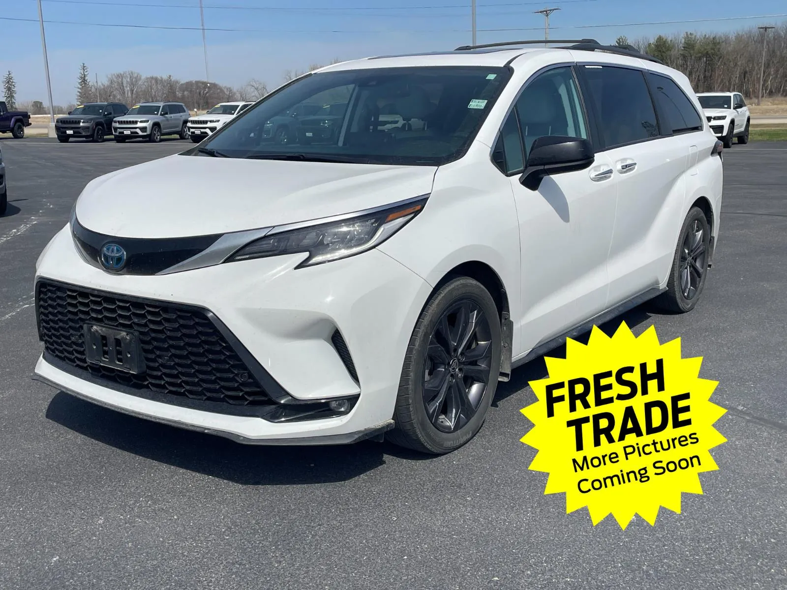 White 2022 Toyota Sienna XSE 7-Passenger for sale in Charles City, IA
