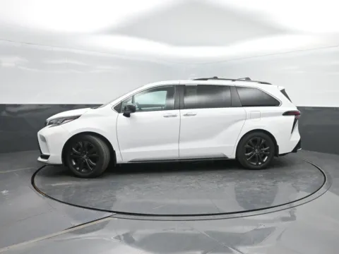 White 2022 Toyota Sienna XSE 7-Passenger for sale in Charles City, IA