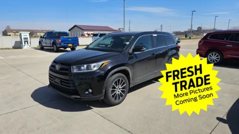 Black 2017 Toyota Highlander SE for sale in Charles City, IA