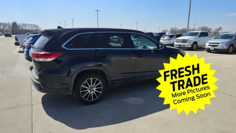 More photos of 2017 Toyota Highlander SE at Mike Molstead Chevrolet, GMC, IA