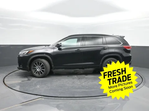 Black 2017 Toyota Highlander SE for sale in Charles City, IA