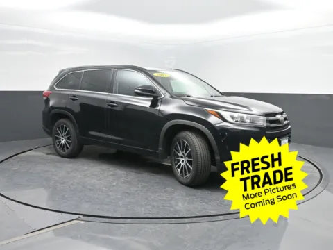 More photos of 2017 Toyota Highlander SE at Mike Molstead Chevrolet, GMC, IA