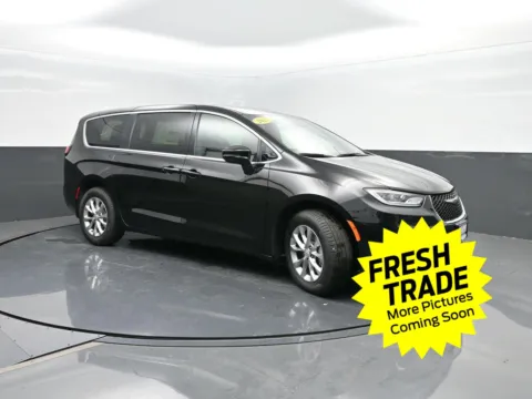 More photos of 2025 Chrysler Pacifica Select at Mike Molstead Chevrolet, GMC, IA