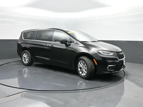 More photos of 2025 Chrysler Pacifica Select at Mike Molstead Chevrolet, GMC, IA