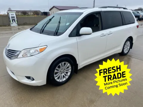 White 2017 Toyota Sienna XLE Premium 8-Passenger for sale in Charles City, IA