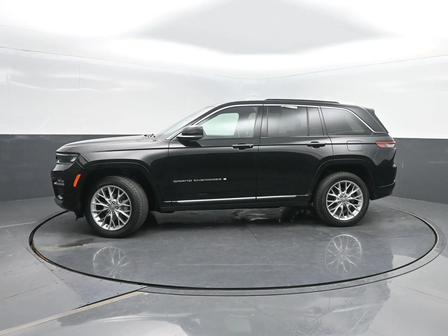 Black 2022 Jeep Grand Cherokee Summit for sale in Charles City, IA