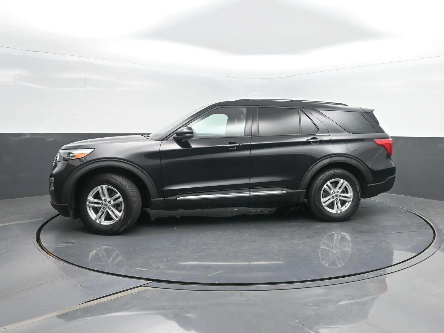 Black 2020 Ford Explorer Limited for sale in Charles City, IA