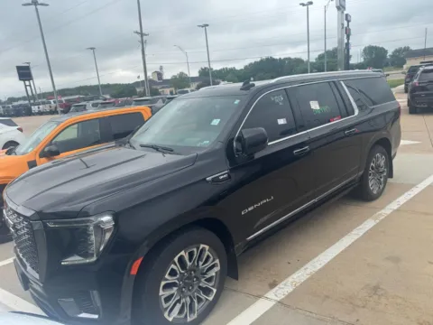 Black 2023 GMC Yukon XL Denali Ultimate for sale in Charles City, IA