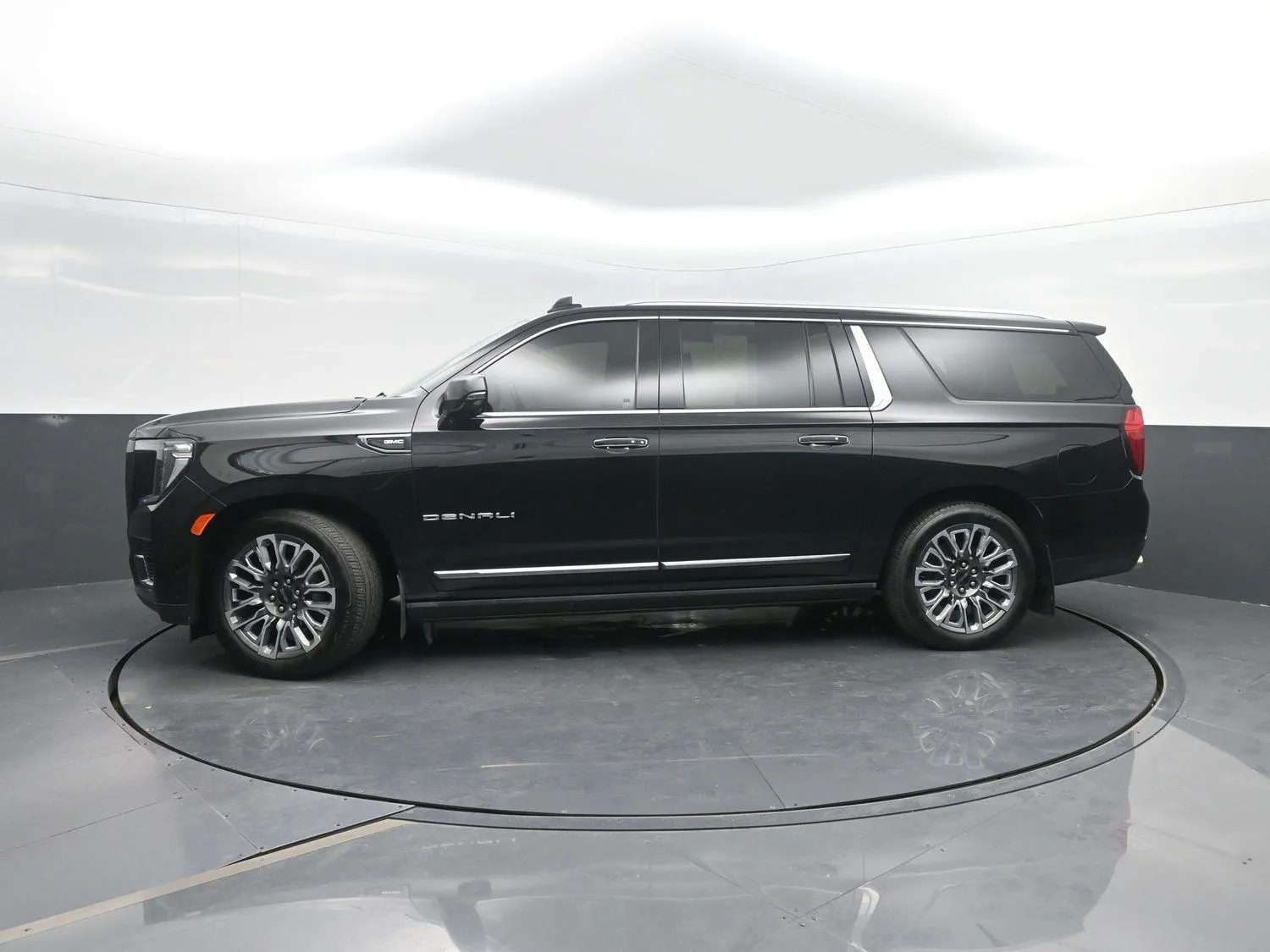 Black 2023 GMC Yukon XL Denali Ultimate for sale in Charles City, IA