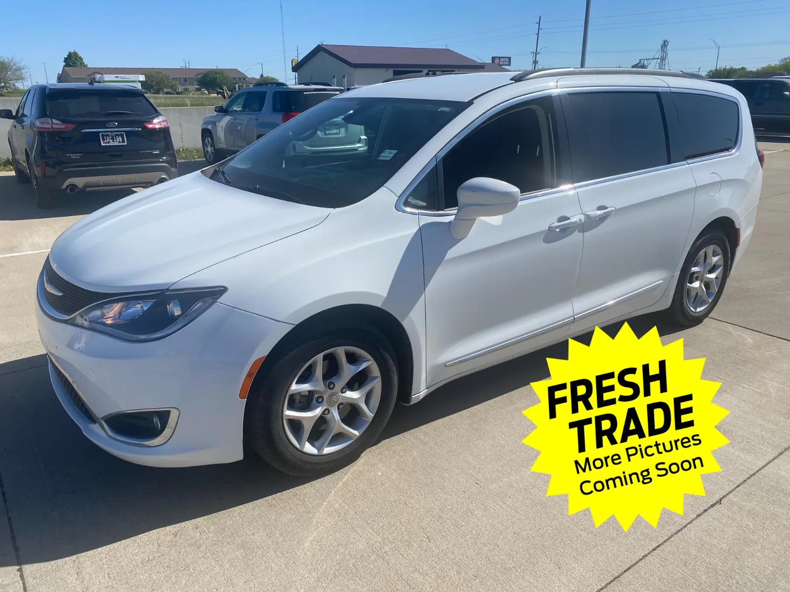 White 2017 Chrysler Pacifica Touring-L for sale in Charles City, IA