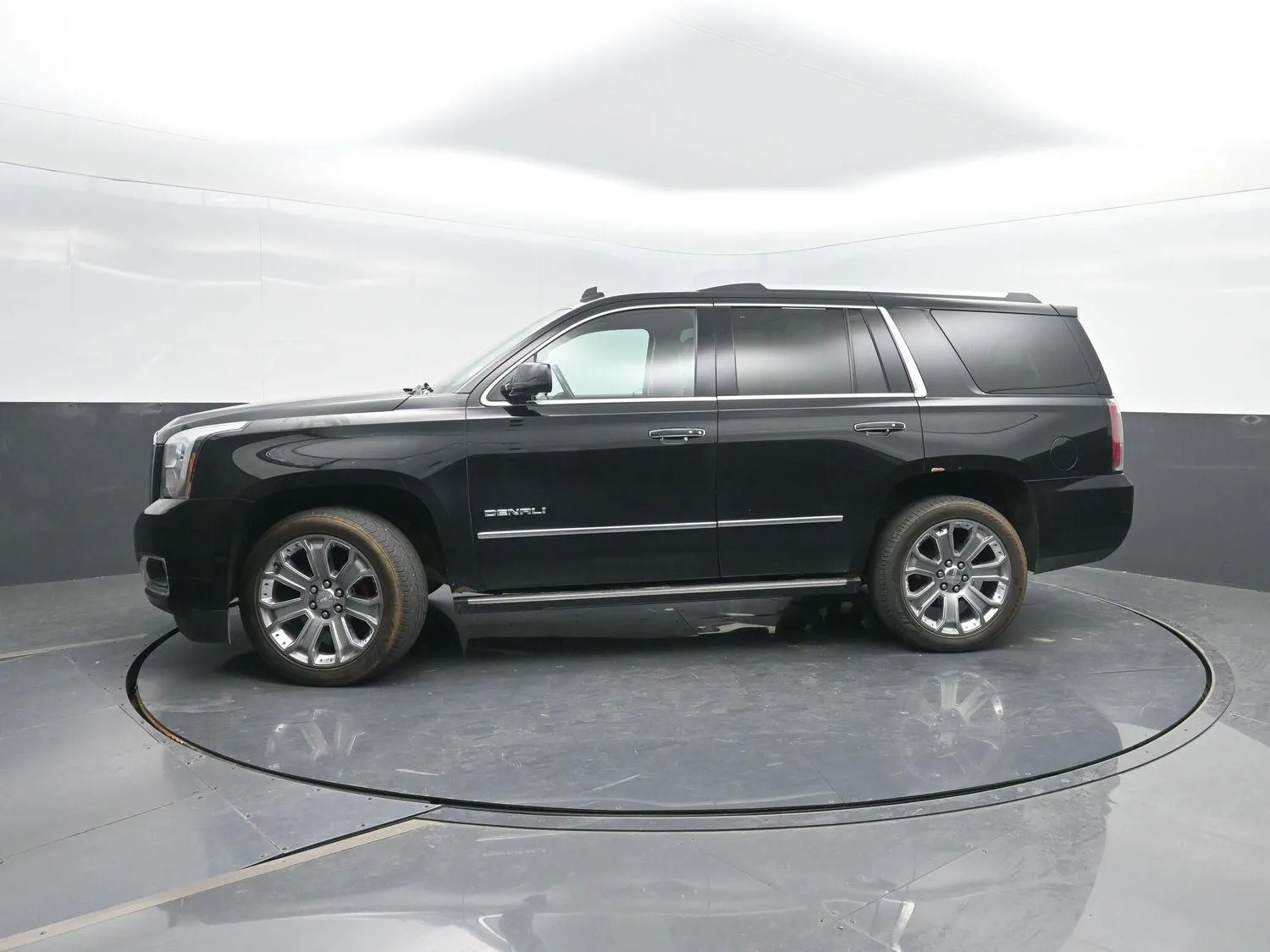 Black 2015 GMC Yukon Denali for sale in Charles City, IA