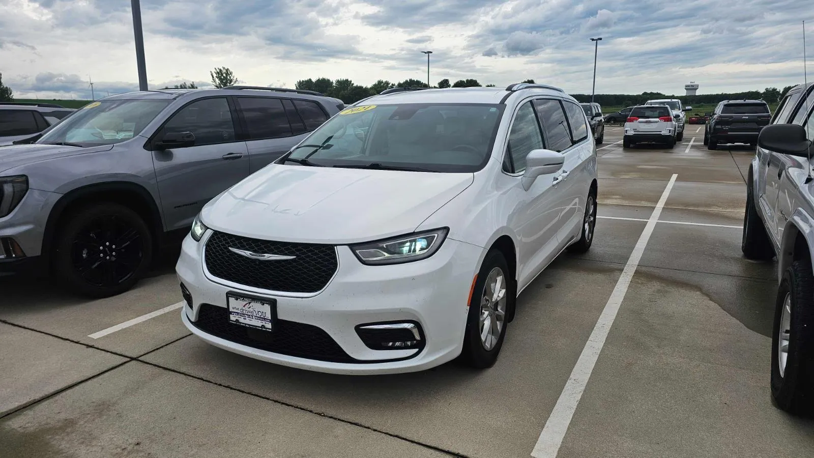 White 2021 Chrysler Pacifica Touring L for sale in Charles City, IA