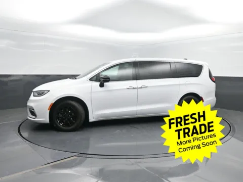 White 2025 Chrysler Pacifica Select for sale in Charles City, IA
