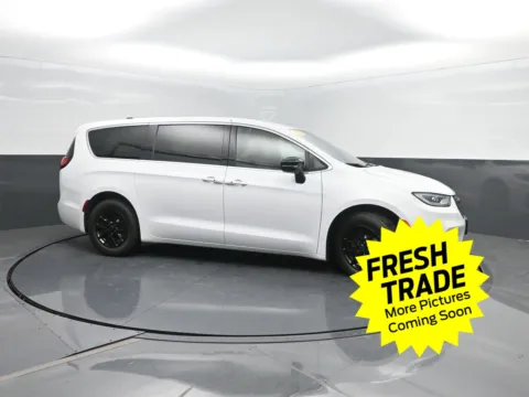 More photos of 2025 Chrysler Pacifica Select at Mike Molstead Chevrolet, GMC, IA