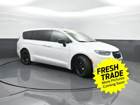 More photos of 2025 Chrysler Pacifica Select at Mike Molstead Chevrolet, GMC, IA