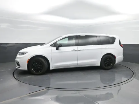White 2025 Chrysler Pacifica Select for sale in Charles City, IA