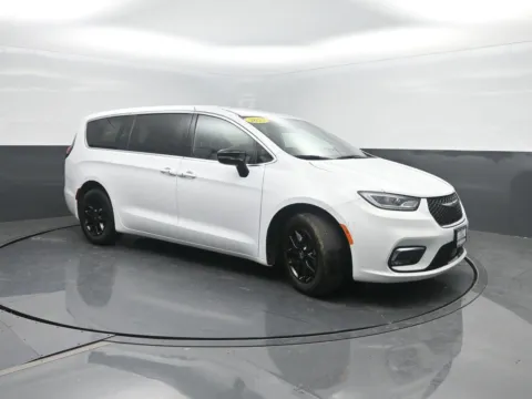 More photos of 2025 Chrysler Pacifica Select at Mike Molstead Chevrolet, GMC, IA