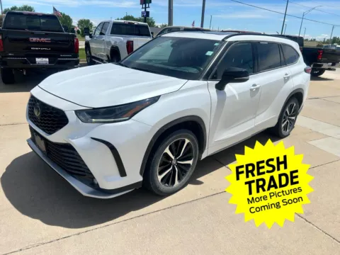 White 2022 Toyota Highlander XSE for sale in Charles City, IA