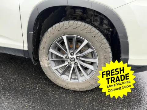 More photos of 2019 Toyota Highlander XLE at Mike Molstead Chevrolet, GMC, IA