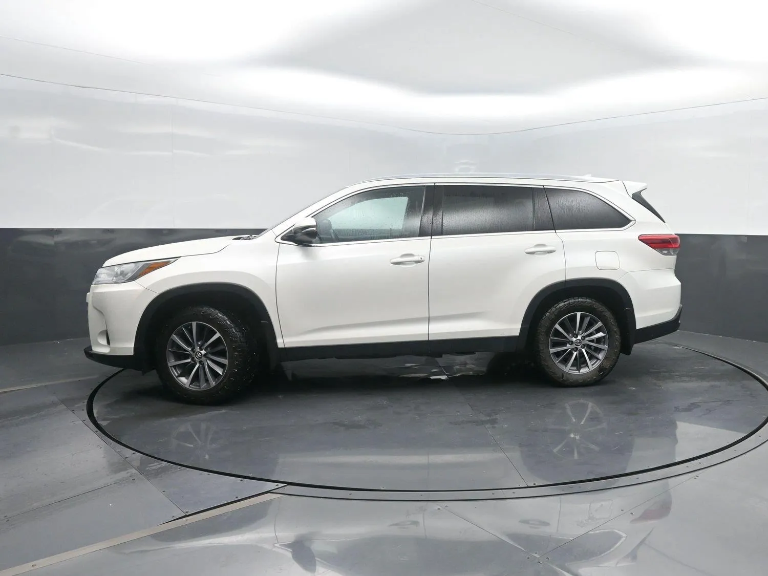 White 2019 Toyota Highlander XLE for sale in Charles City, IA