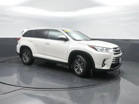 More photos of 2019 Toyota Highlander XLE at Mike Molstead Chevrolet, GMC, IA