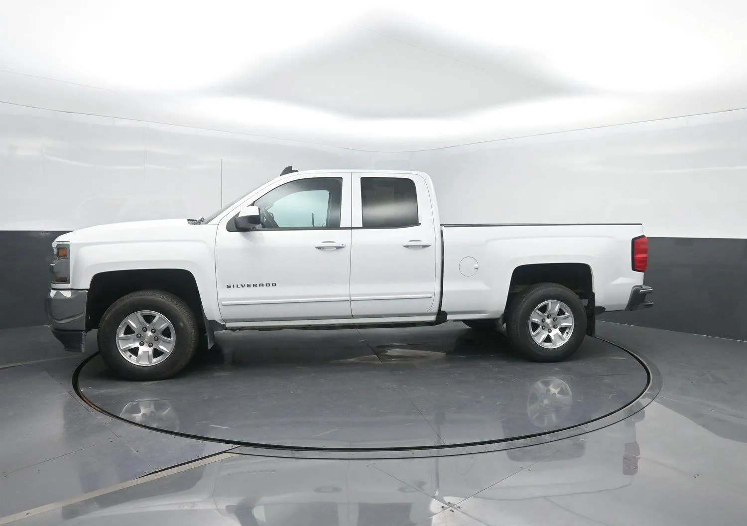 White 2018 Chevrolet Silverado 1500 LT for sale in Charles City, IA
