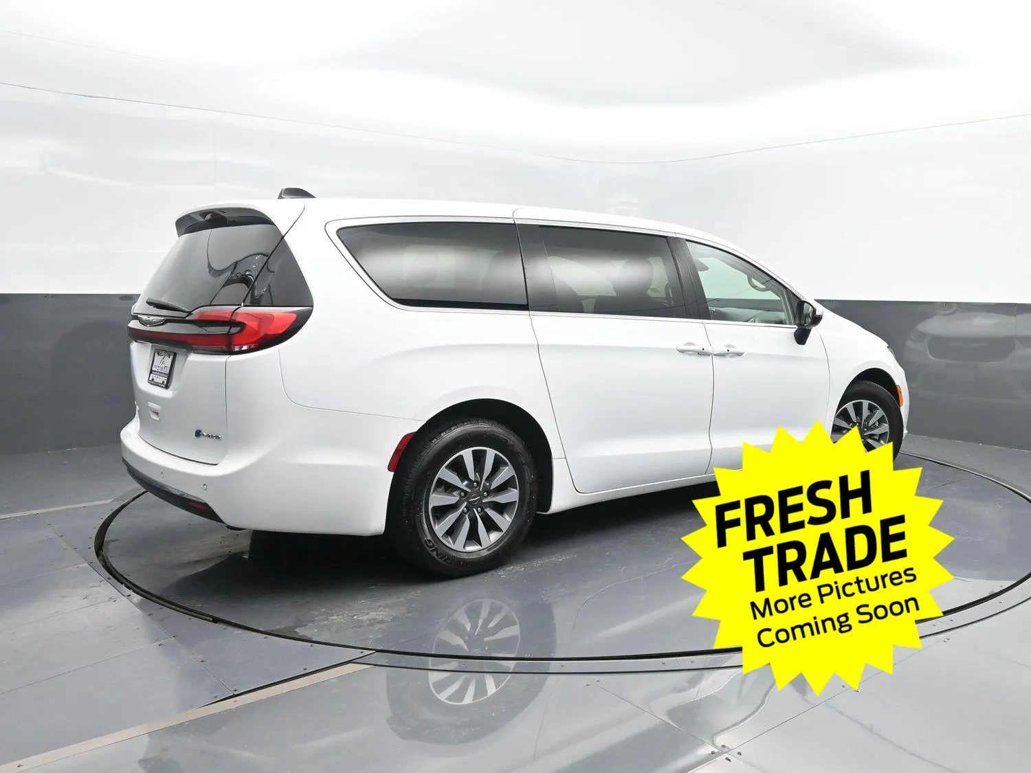 White 2023 Chrysler Pacifica Hybrid Touring L for sale in Charles City, IA