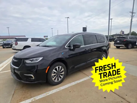 Black 2022 Chrysler Pacifica Hybrid Touring L for sale in Charles City, IA