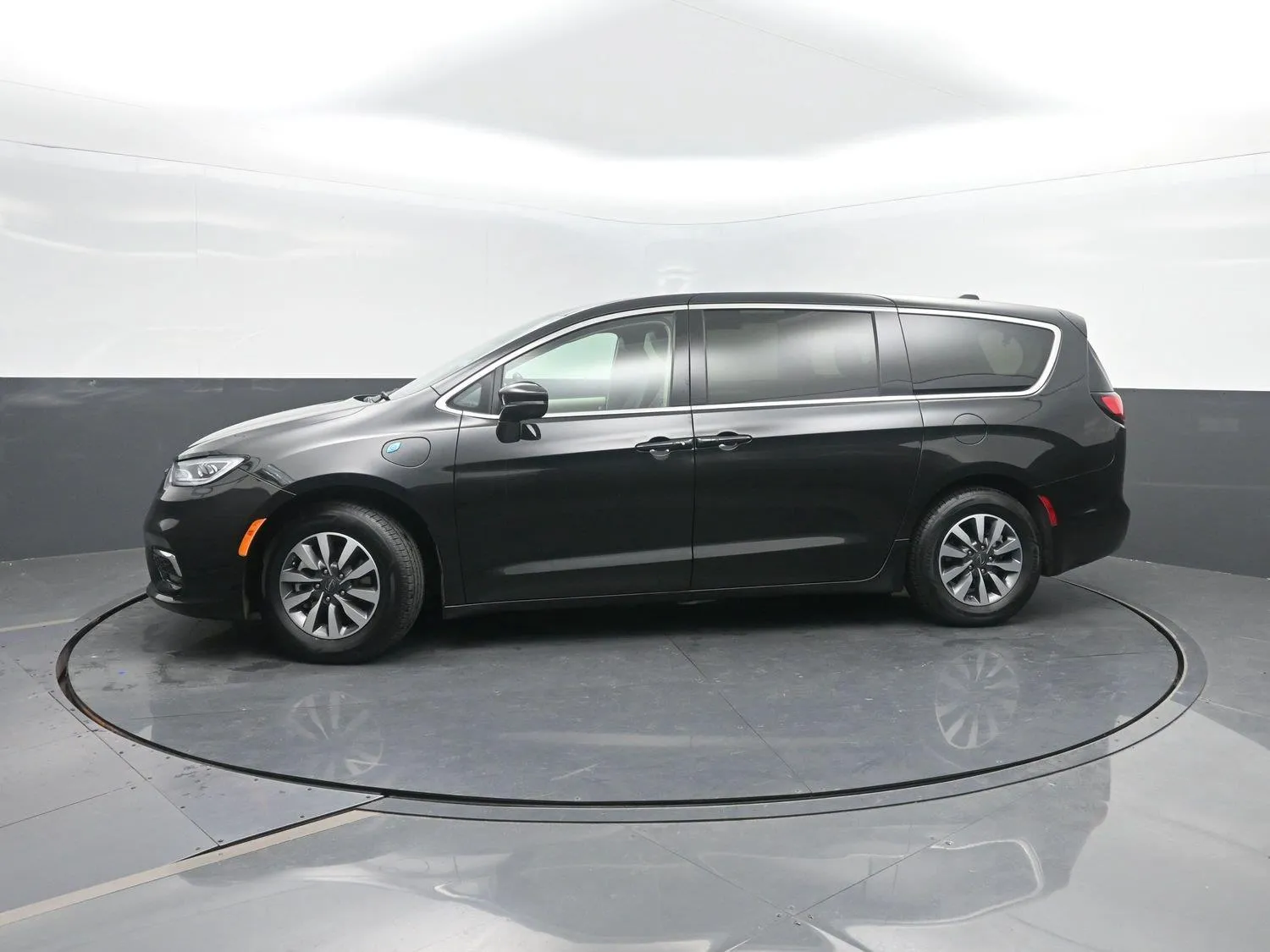 Black 2022 Chrysler Pacifica Hybrid Touring L for sale in Charles City, IA