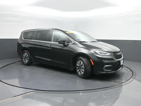 More photos of 2022 Chrysler Pacifica Hybrid Touring L at Mike Molstead Chevrolet, GMC, IA