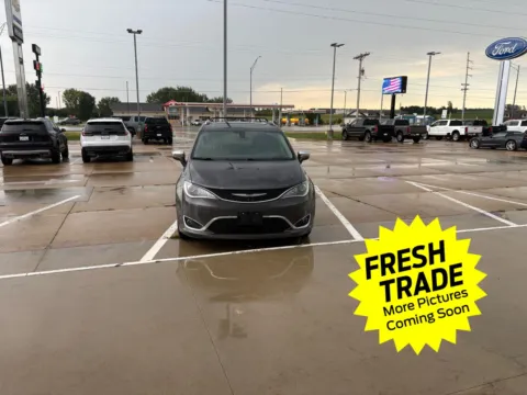 Gray 2018 Chrysler Pacifica Limited for sale in Charles City, IA