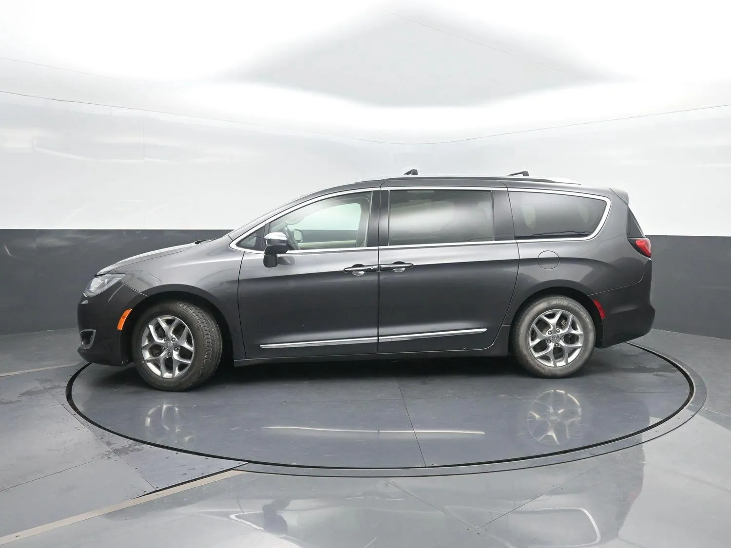 Gray 2018 Chrysler Pacifica Limited for sale in Charles City, IA
