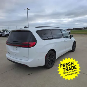 More photos of 2024 Chrysler Pacifica Limited at Mike Molstead Chevrolet, GMC, IA