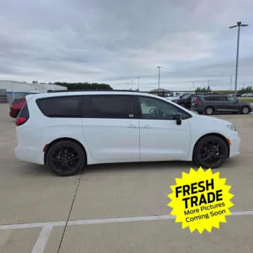 More photos of 2024 Chrysler Pacifica Limited at Mike Molstead Chevrolet, GMC, IA