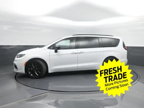White 2024 Chrysler Pacifica Limited for sale in Charles City, IA