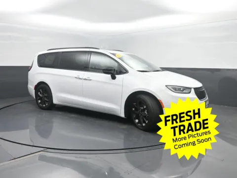 More photos of 2024 Chrysler Pacifica Limited at Mike Molstead Chevrolet, GMC, IA