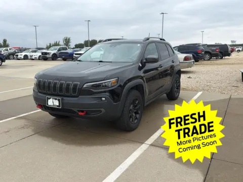 Black 2019 Jeep Cherokee Trailhawk Elite for sale in Charles City, IA