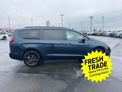 More photos of 2025 Chrysler Pacifica Limited at Mike Molstead Chevrolet, GMC, IA