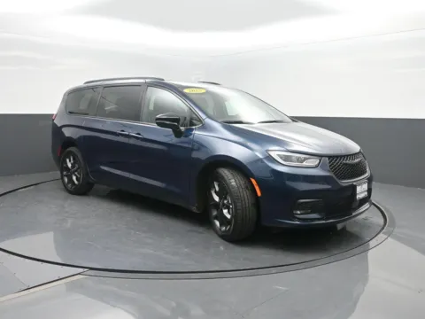 More photos of 2025 Chrysler Pacifica Limited at Mike Molstead Chevrolet, GMC, IA