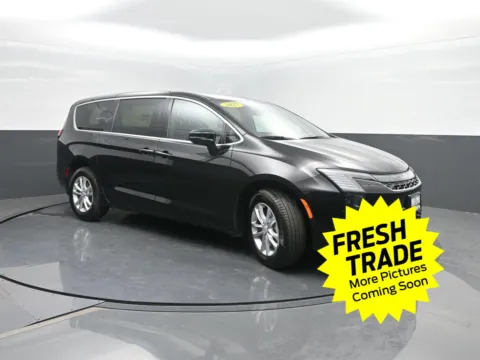 More photos of 2027 Chrysler Pacifica Select at Mike Molstead Chevrolet, GMC, IA