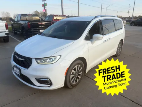 White 2021 Chrysler Pacifica Touring L for sale in Charles City, IA