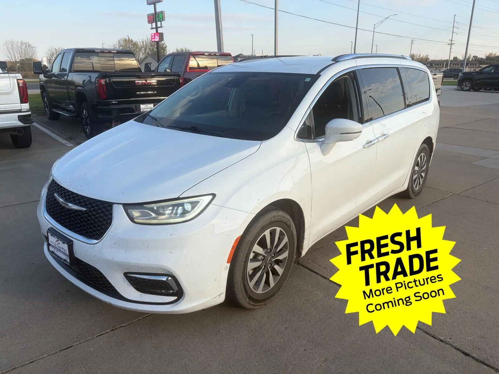 White 2021 Chrysler Pacifica Touring L for sale in Charles City, IA