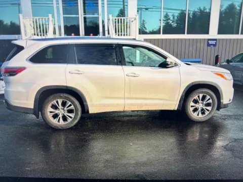 More photos of 2014 Toyota Highlander XLE V6 at CarFive Plaistow, NH, NH