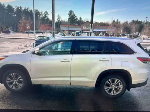 Photos of 2014 Toyota Highlander XLE V6 for sale in Plaistow, NH at CarFive Plaistow, NH