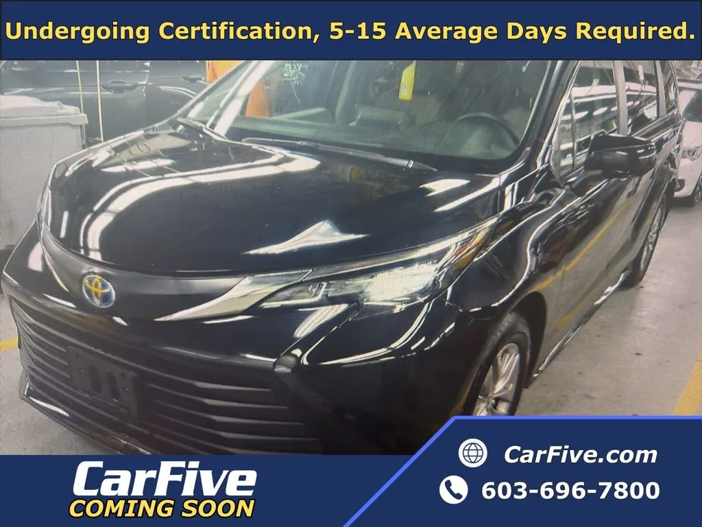 2024 Toyota Sienna LE's photo