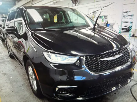 More photos of 2023 Chrysler Pacifica Touring L at CarFive Plaistow, NH, NH