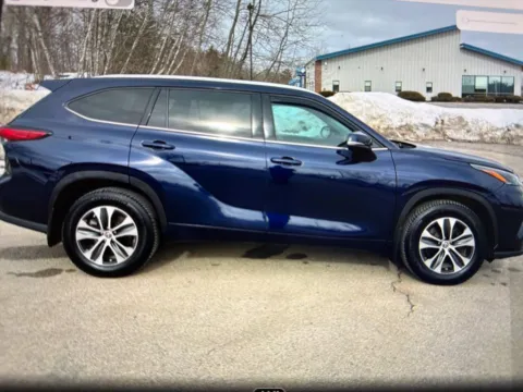 More photos of 2021 Toyota Highlander XLE at CarFive Plaistow, NH, NH